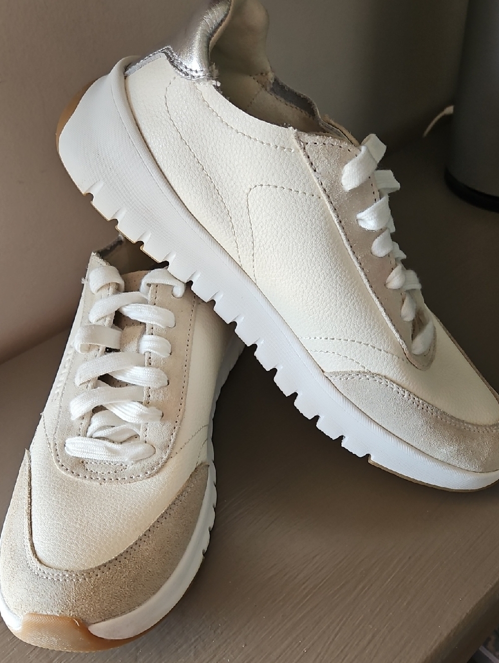 VIONIC UPTOWN IVORY LEATHER SNEAKERS SZ 7